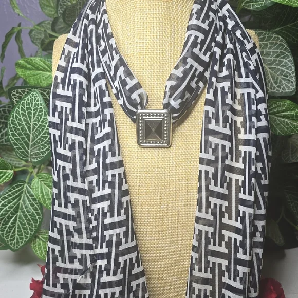 Chic Black and White Geometric Scarf - Picture 5 of 8